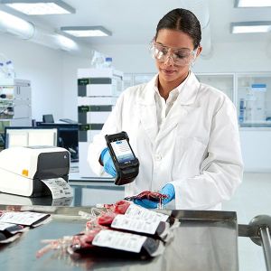 rfd40-photography-application-tc21-healthcare-blood-specimen-tracking_600x600.jpg